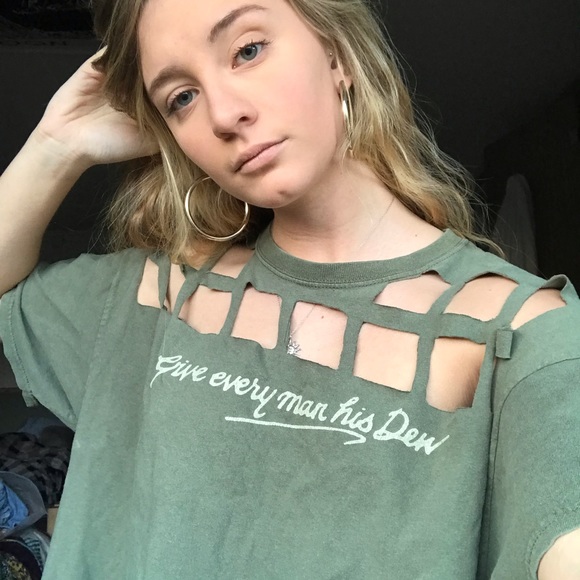 SOLD Cut out crop top - Picture 4 of 4